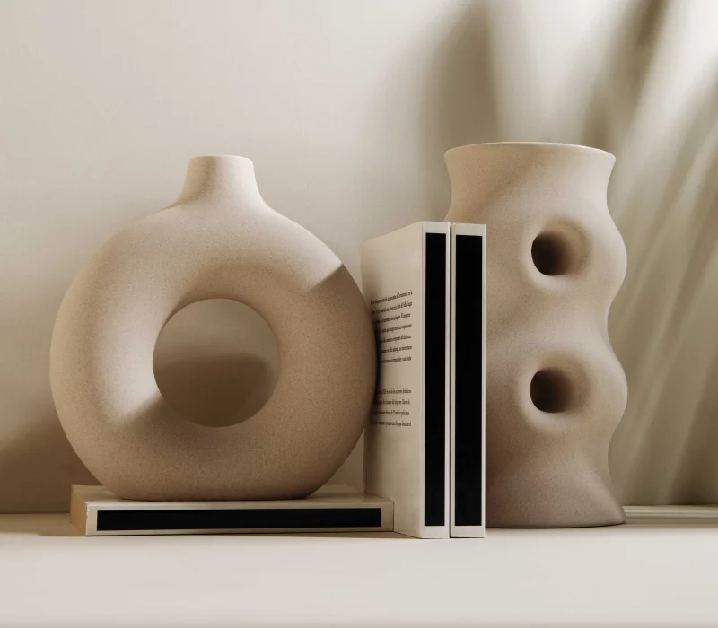 minimalistyczne-nowoczesne-aranzacje-wazonow-i-ksiazek